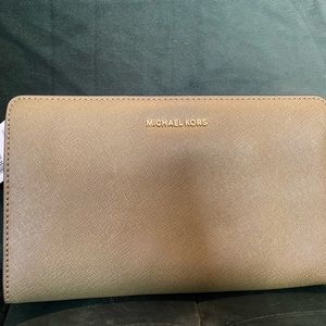NWT Olive Michael Kors Crossbody Clutch with Built in Wallet